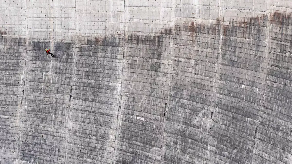 Attività di manutenzione e installazione su fune