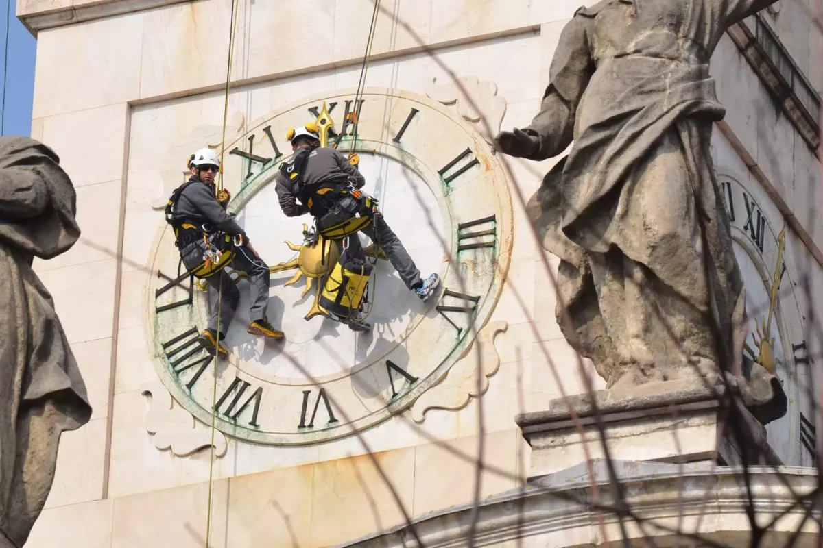 lavoratori in fune torre orologio
