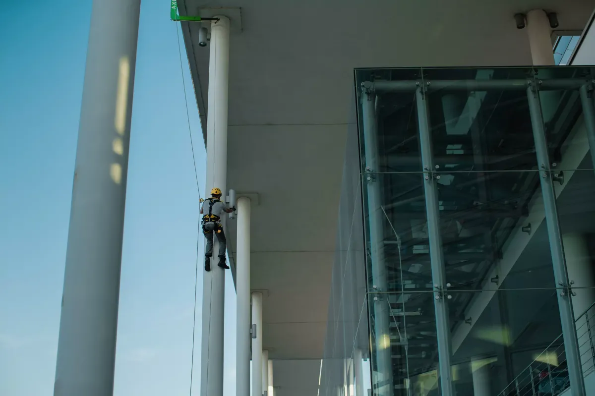 Dispositivo che semplifica il lavoro su fune