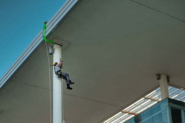 Axel: dispositivo deviatore per lavori in fune