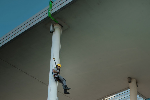 Axel: dispositivo deviatore per lavori in fune