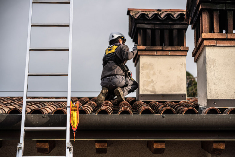 Rischio caduta dall'alto: messa in sicurezza delle scale portatili