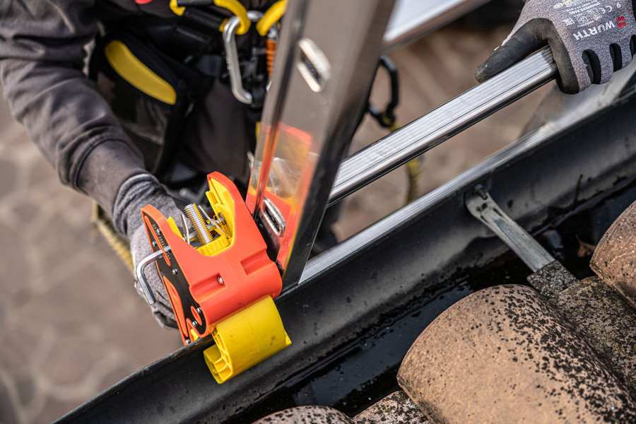 Rischio caduta dall'alto: messa in sicurezza delle scale portatili