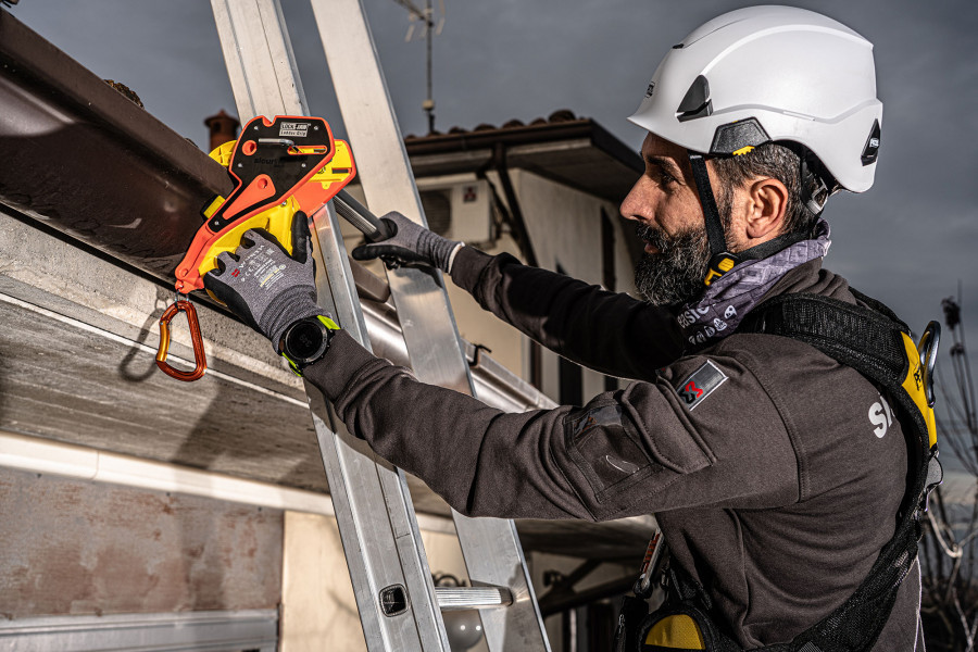 Rischio caduta dall'alto: messa in sicurezza delle scale portatili