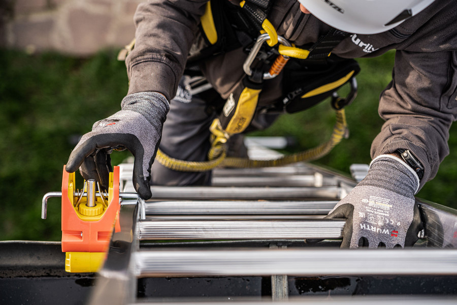 Rischio caduta dall'alto: messa in sicurezza delle scale portatili