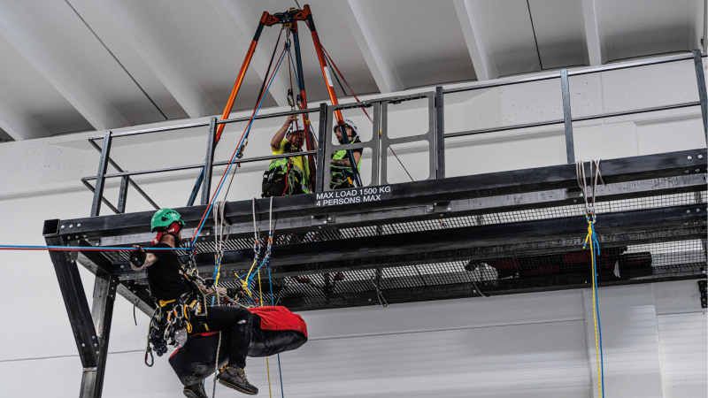 Corso formazione degli operatori di Rope Access Liv.3 . Per i professionisti dell' Eolico, Oil & Gas off shore, Petrolchimico, Industriale e Civile. Iscriviti, non perdere il posto! Irata liv.3