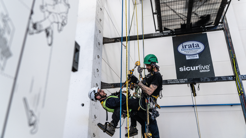 Corso formazione degli operatori di Rope Access Liv.2 . Per i professionisti dell' Eolico, Oil & Gas off shore, Petrolchimico, Industriale e Civile. Iscriviti, non perdere il posto! IRATA liv.2